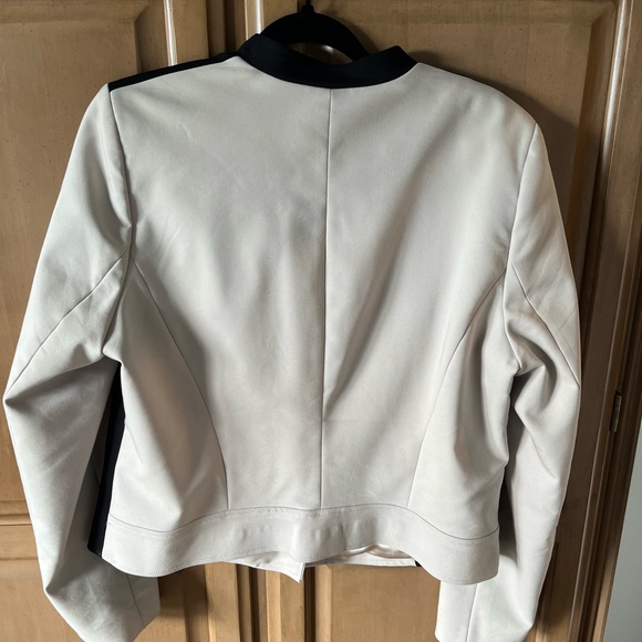 Beautiful blazer for women - Picture 4 of 10